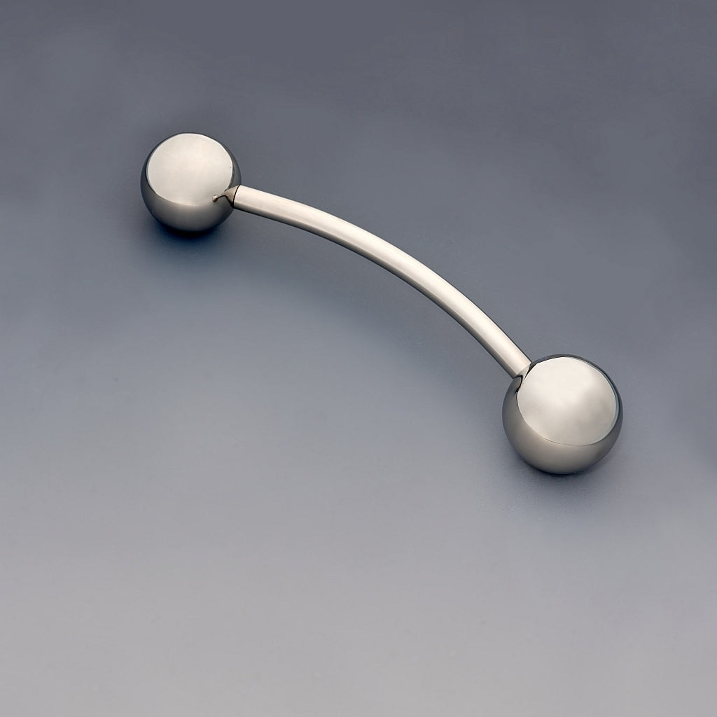 Appareil de massage ProstaSphere Theros® : dispositif ergonomique pour la prostate et le périnée, composé d’une tige légèrement incurvée avec une boule de 45 mm servant de poignée avec logo sur un côté et une sphère de massage interchangeable de 40 mm de l’autre côté. Vue de droite.