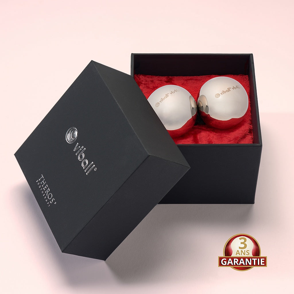 Viball VB40 paire : deux boules de Geisha médicales de 40 mm en acier inoxydable anti-allergique pour femmes et hommes dans une boîte noire sur velours rouge. Button: garantie 3 ans.