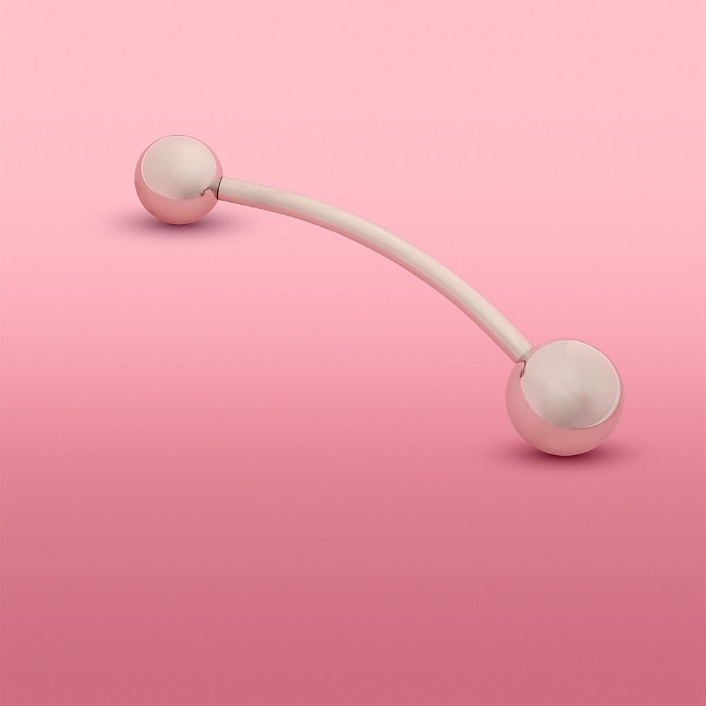 YoniSphere Theros® YS36 : Appareil de massage ergonomique pour le périnée et le vagin destiné à la détente physique et mentale, composé d’une tige légèrement courbée avec une boule de 45 mm servant de poignée avec logo d’un côté et une boule de massage interchangeable de taille 36 mm de l’autre côté. Vue de droite.