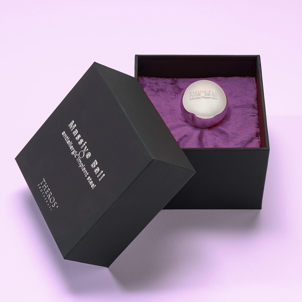 Theros® Massive Ball MB36 – sfera massiccia da 36 mm in acciaio inossidabile anallergico per donne e uomini per l’allenamento del pavimento pelvico in posizioni orizzontali o per la stimolazione della prostata in una scatola nera su velluto viola scuro.