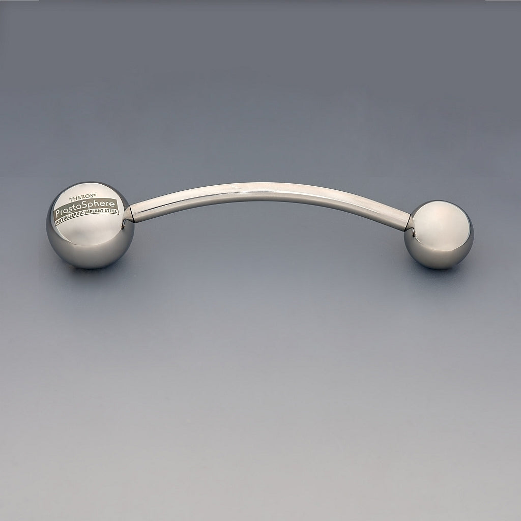 ProstaSphere Theros®: Dispositivo per massaggio ergonomico per la prostata e il pavimento pelvico, composto da un’asta leggermente curva con una sfera da 45 mm come impugnatura con logo su un lato e una sfera di massaggio intercambiabile da 36 mm sull’altro lato. Vista frontale.