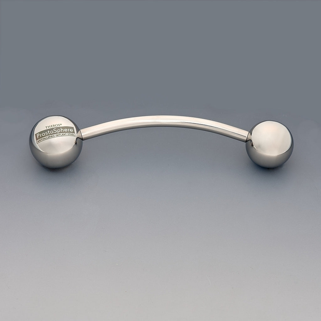 ProstaSphere Theros®: Dispositivo per massaggio ergonomico per la prostata e il pavimento pelvico, composto da un’asta leggermente curva con una sfera da 45 mm come impugnatura con logo su un lato e una sfera di massaggio intercambiabile da 40 mm sull’altro lato. Vista frontale.