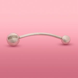  YoniSphere Theros® YS32: Dispositivo per massaggio ergonomico per il pavimento pelvico e la vagina per il rilassamento fisico e mentale, composto da un’asta leggermente curva con una sfera da 45 mm come impugnatura con logo su un lato e una sfera da massaggio intercambiabile di dimensione 32 mm sull’altro lato. Vista frontale.