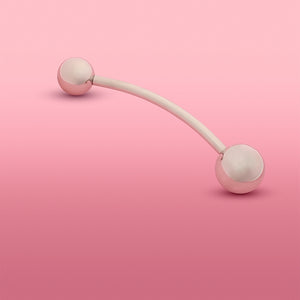 YoniSphere Theros® YS36: Dispositivo per massaggio ergonomico per il pavimento pelvico e la vagina per il rilassamento fisico e mentale, composto da un’asta leggermente curva con una sfera da 45 mm come impugnatura con logo su un lato e una sfera da massaggio intercambiabile di dimensione 36 mm sull’altro lato. Vista da destra.