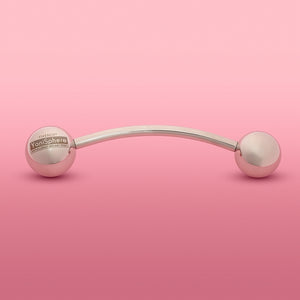  YoniSphere Theros® YS40: Dispositivo per massaggio ergonomico per il pavimento pelvico e la vagina per il rilassamento fisico e mentale, composto da un’asta leggermente curva con una sfera da 45 mm come impugnatura con logo su un lato e una sfera da massaggio intercambiabile di dimensione 40 mm sull’altro lato. Vista frontale.