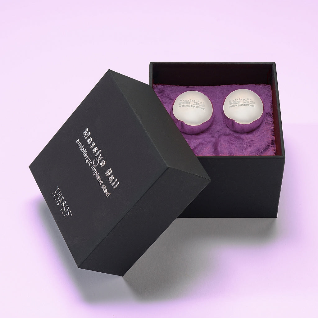 Schwere massive antiallergene Edelstahlkugeln 2 Stck zum Beckenbodentraining in einer schwarzen Schachtel mit violettem Kissen
