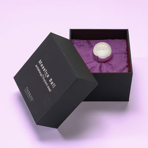 Schwere massive antiallergene Edelstahlkugel / Analkugel 32 mm zum Beckenbodentraining in einer schwarzen Schachtel mit violettem Kissen