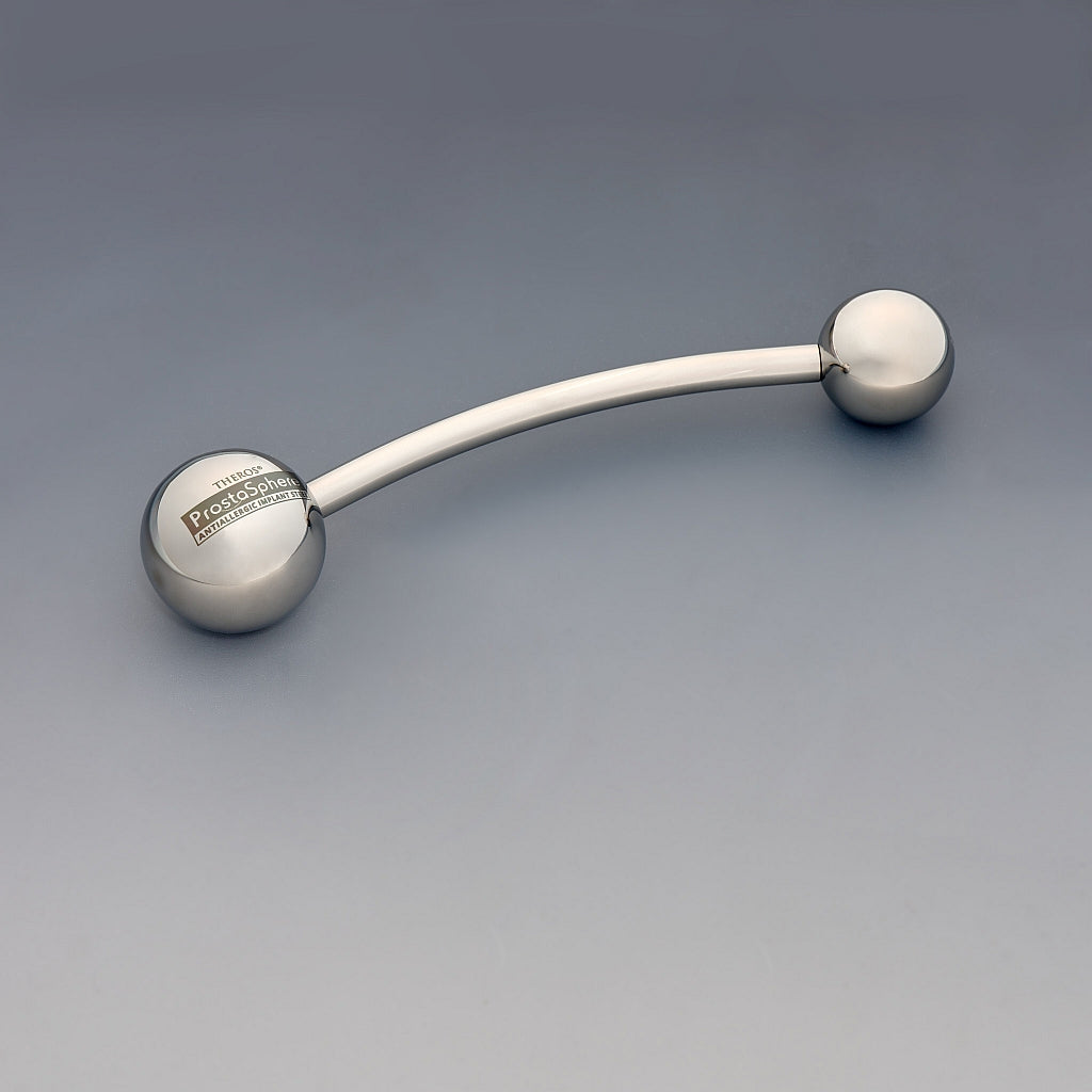 Theros ProstaSphere: Innovatives Hilfsmittel aus Edelstahl zur effizienten Prostatamassage und zur Reponierung von Hämorrhoiden, bestehend aus einer gebogenen Stange mit zwei aufgeschraubten Kugeln, eine als Handgriff und eine Massagekugel in 36 mm. Ansicht diagonal mit Massagekugel rechts.