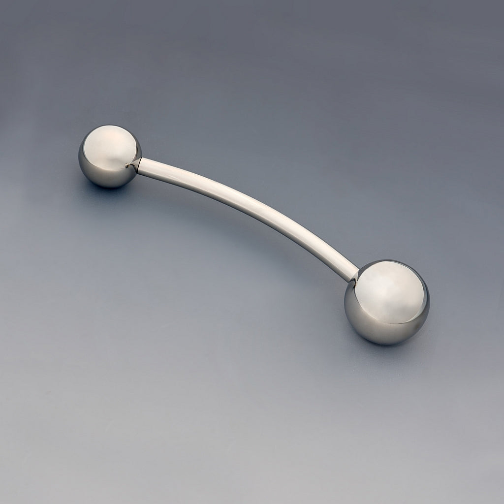 Theros ProstaSphere: Innovatives Hilfsmittel aus Edelstahl zur effizienten Prostatamassage und zur Reponierung von Hämorrhoiden, bestehend aus einer gebogenen Stange mit zwei aufgeschraubten Kugeln, eine als Handgriff und eine Massagekugel in 36 mm. Ansicht diagonal mit Massagekugel links.