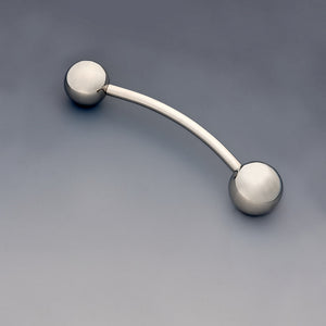 Theros ProstaSphere: Innovatives Hilfsmittel aus Edelstahl zur effizienten Prostatamassage und zur Reponierung von Hämorrhoiden, bestehend aus einer gebogenen Stange mit zwei aufgeschraubten Kugeln, eine als Handgriff und eine Massagekugel in 40  mm. Ansicht diagonal mit Massagekugel links.