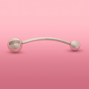 Theros(R) Yonisphere 32: Innovatives Hilfsmittel aus poliertem edelstahl für Dammmasssage, Beckenbodenmassage, Probleme in der Vagina wie Geburtsverletzungen, Endometriose und Hämorrhoiden bei Frauen bestehend aus aufschraubbaren Massagekugeln in verschiedenen Größen an einer gebogenen Stange. Rosa Hintergrund.