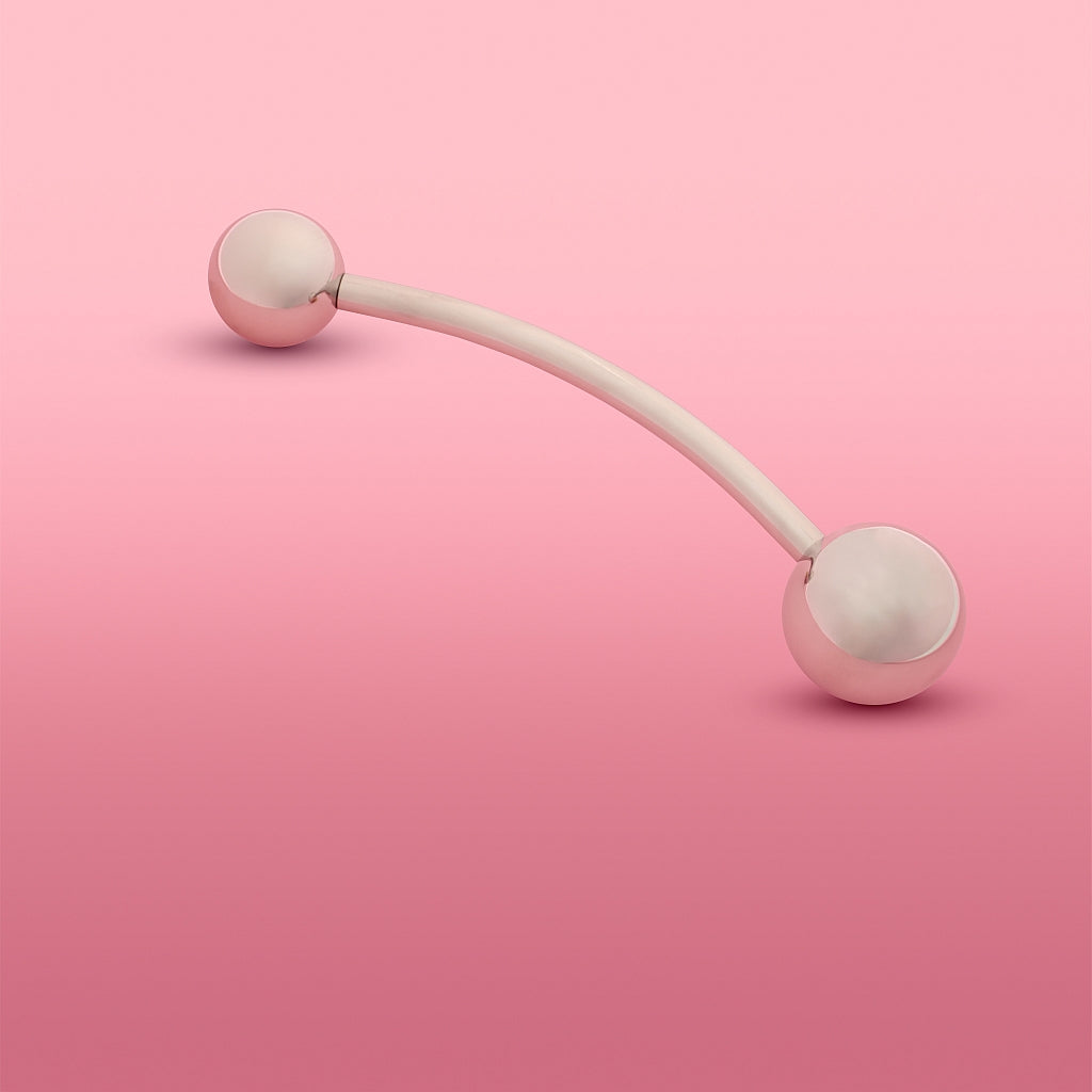 Theros YoniSphere: Innovatives Hilfsmittel aus antiallergenem Implantatstahl zur effizienten Massage von Vagina und Beckenboden und zur Reponierung von Hämorrhoiden, bestehend aus einer gebogenen Stange mit zwei aufgeschraubten Kugeln, eine als Handgriff und eine Massagekugel in 40  mm. Ansicht: diagonal mit Massagekugel 36 mm links.