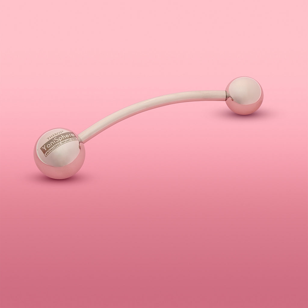 Theros YoniSphere: Innovatives Hilfsmittel aus antiallergenem Implantatstahl zur effizienten Massage von Vagina und Beckenboden und zur Reponierung von Hämorrhoiden, bestehend aus einer gebogenen Stange mit zwei aufgeschraubten Kugeln, eine als Handgriff und eine Massagekugel in 40  mm. Ansicht: diagonal mit Massagekugel 36 mm rechts.
