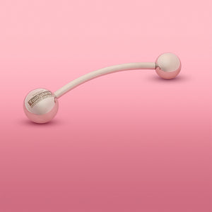 Theros YoniSphere: Innovatives Hilfsmittel aus antiallergenem Implantatstahl zur effizienten Massage von Vagina und Beckenboden und zur Reponierung von Hämorrhoiden, bestehend aus einer gebogenen Stange mit zwei aufgeschraubten Kugeln, eine als Handgriff und eine Massagekugel in 40  mm. Ansicht: diagonal mit Massagekugel 36 mm rechts.