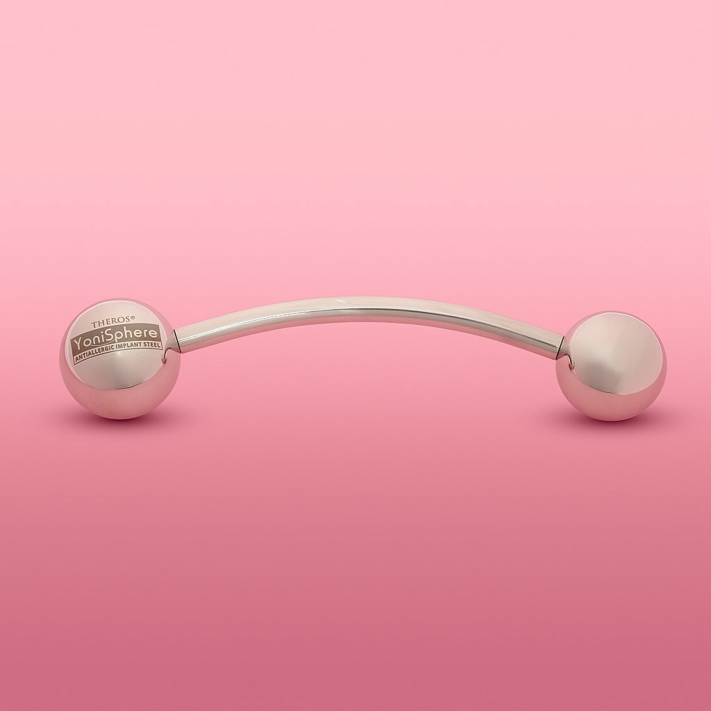 Theros YoniSphere: Innovatives Hilfsmittel aus antiallergenem Implantatstahl zur effizienten Massage von Vagina und Beckenboden und zur Reponierung von Hämorrhoiden, bestehend aus einer gebogenen Stange mit zwei aufgeschraubten Kugeln, eine als Handgriff und eine Massagekugel in 40  mm. Ansicht: frontal mit Massagekugel 40 mm rechts.