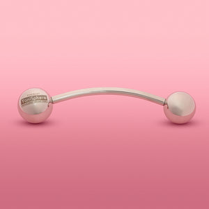 Theros YoniSphere: Innovatives Hilfsmittel aus antiallergenem Implantatstahl zur effizienten Massage von Vagina und Beckenboden und zur Reponierung von Hämorrhoiden, bestehend aus einer gebogenen Stange mit zwei aufgeschraubten Kugeln, eine als Handgriff und eine Massagekugel in 40  mm. Ansicht: frontal mit Massagekugel 40 mm rechts.