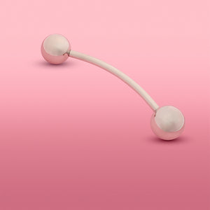 Theros YoniSphere: Innovatives Hilfsmittel aus antiallergenem Implantatstahl zur effizienten Massage von Vagina und Beckenboden und zur Reponierung von Hämorrhoiden, bestehend aus einer gebogenen Stange mit zwei aufgeschraubten Kugeln, eine als Handgriff und eine Massagekugel in 40  mm. Ansicht: diagonal mit Massagekugel 40 mm links.