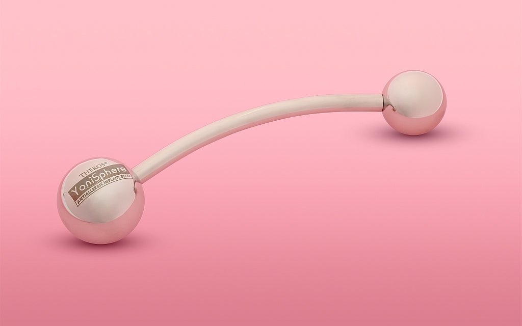 Beutel in rosa mit Logo "Theros YoniSphere antiallergic implant steel" zur Aufbewahrung von YoniSphere Massagegerät aus Edelstahl für die Massage von Vagina und Beckenboden und zur Reponierung von Hämorrhoiden